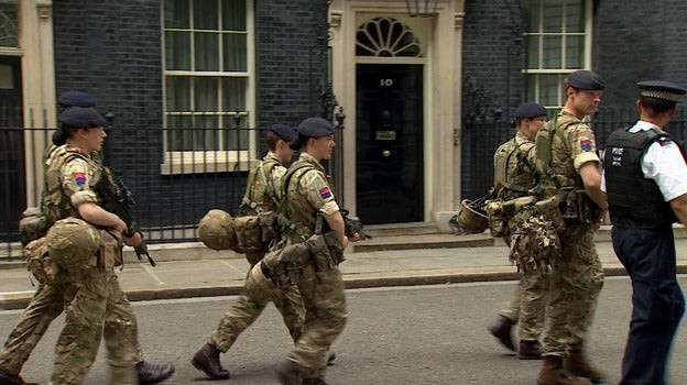 Aυξήθηκε το επίπεδο συναγερμού στη Βρετανία – Βγαίνει στρατός στους δρόμους